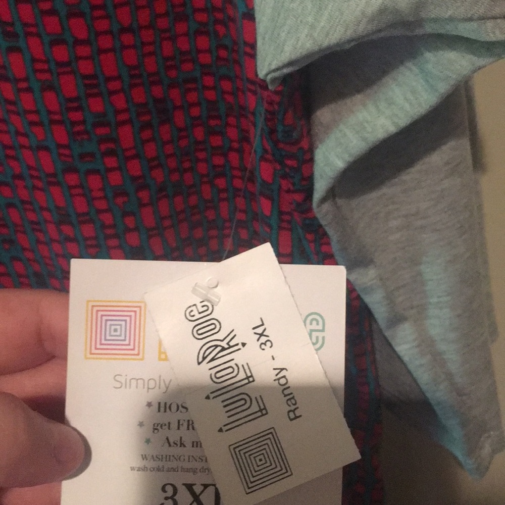 LulaRoe Randy T-shirt - Picture 3 of 6
